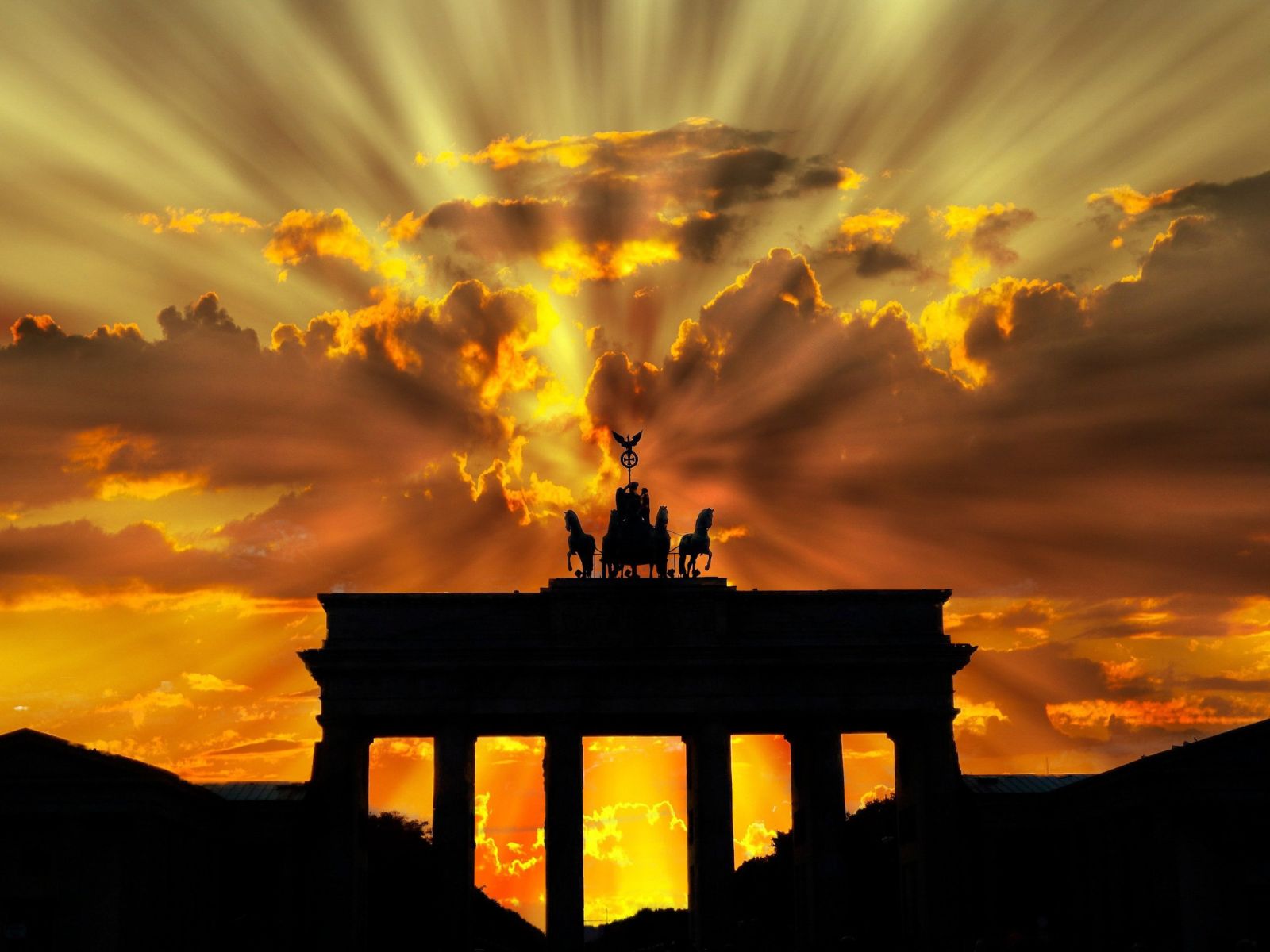 sunrise brandenberg gate berlin germany